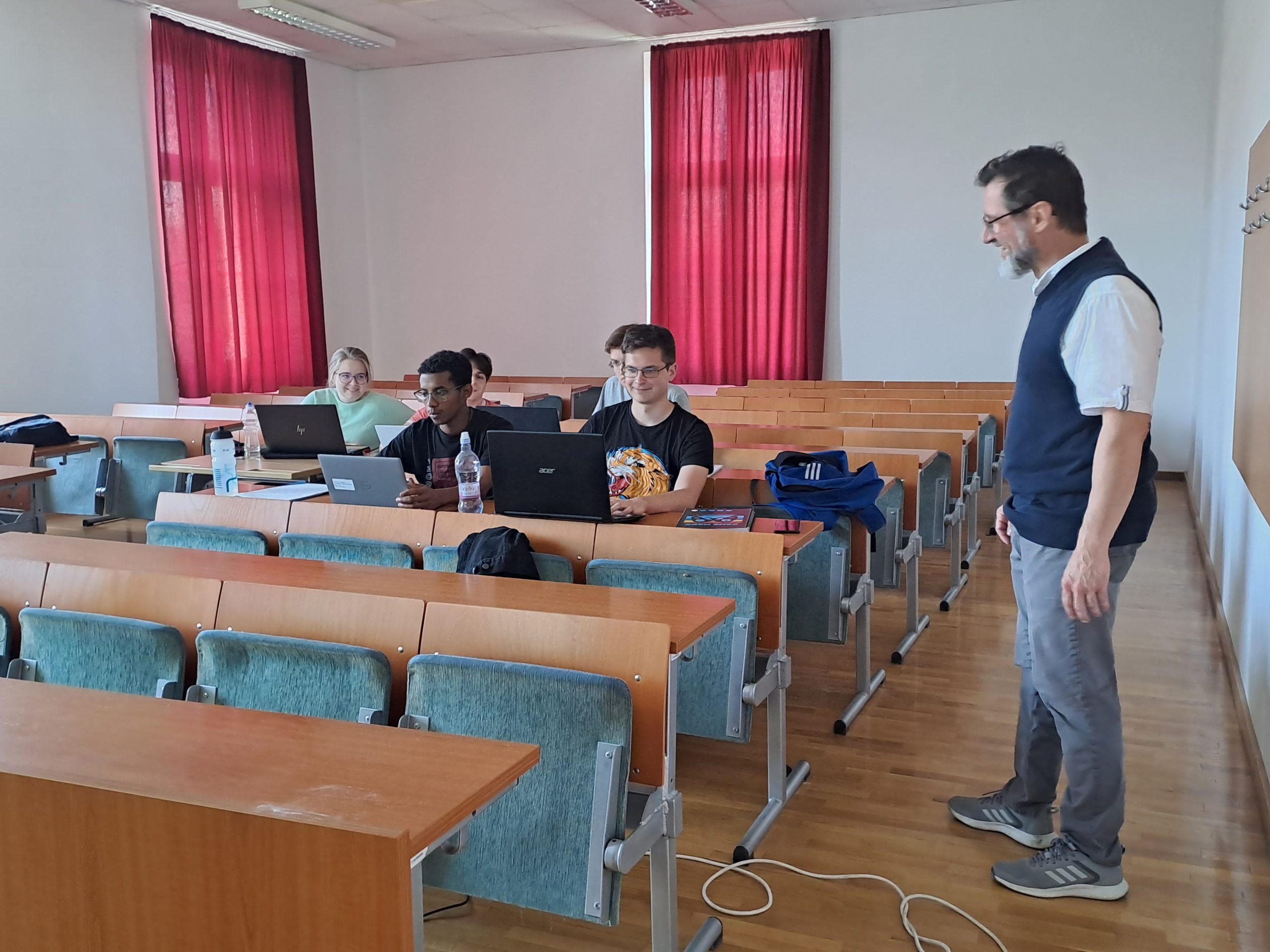 Az ipari matematika nemzetközi agytornája 4 4 ECMI scaled