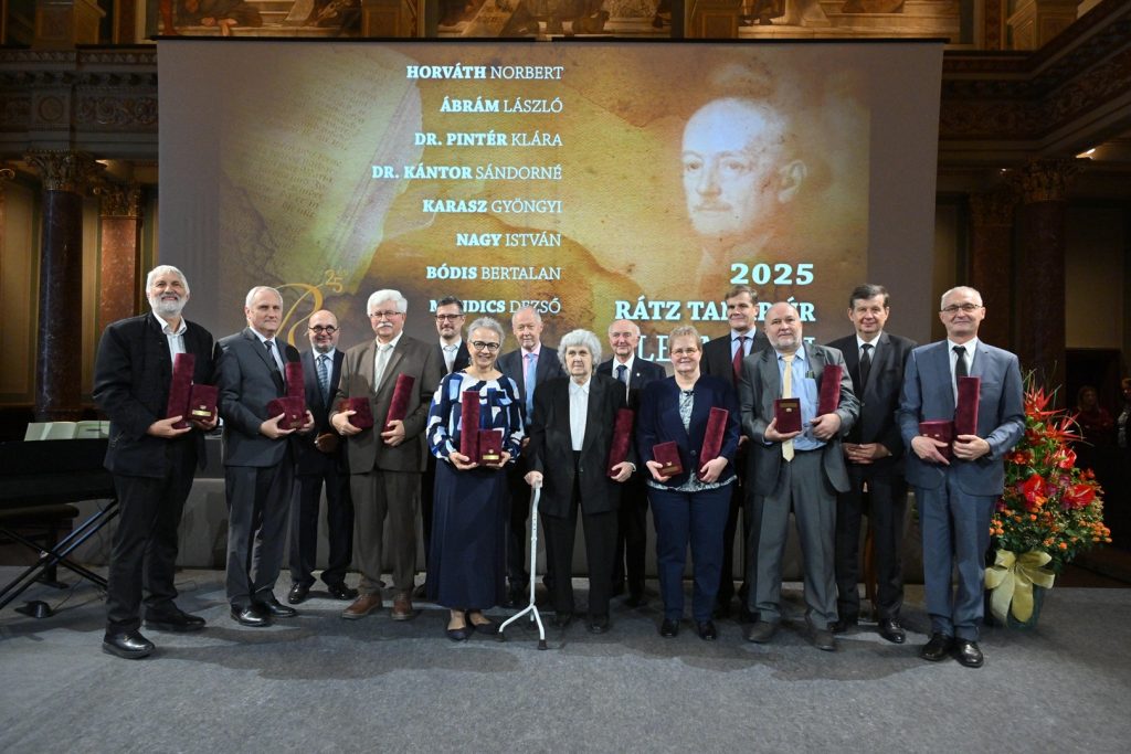 25 éves a Rátz Tanár Úr Életműdíj 4 Ratz Tanar Ur Eletmudij 2025 A dijazottak az alapito cegek kepviseloivel