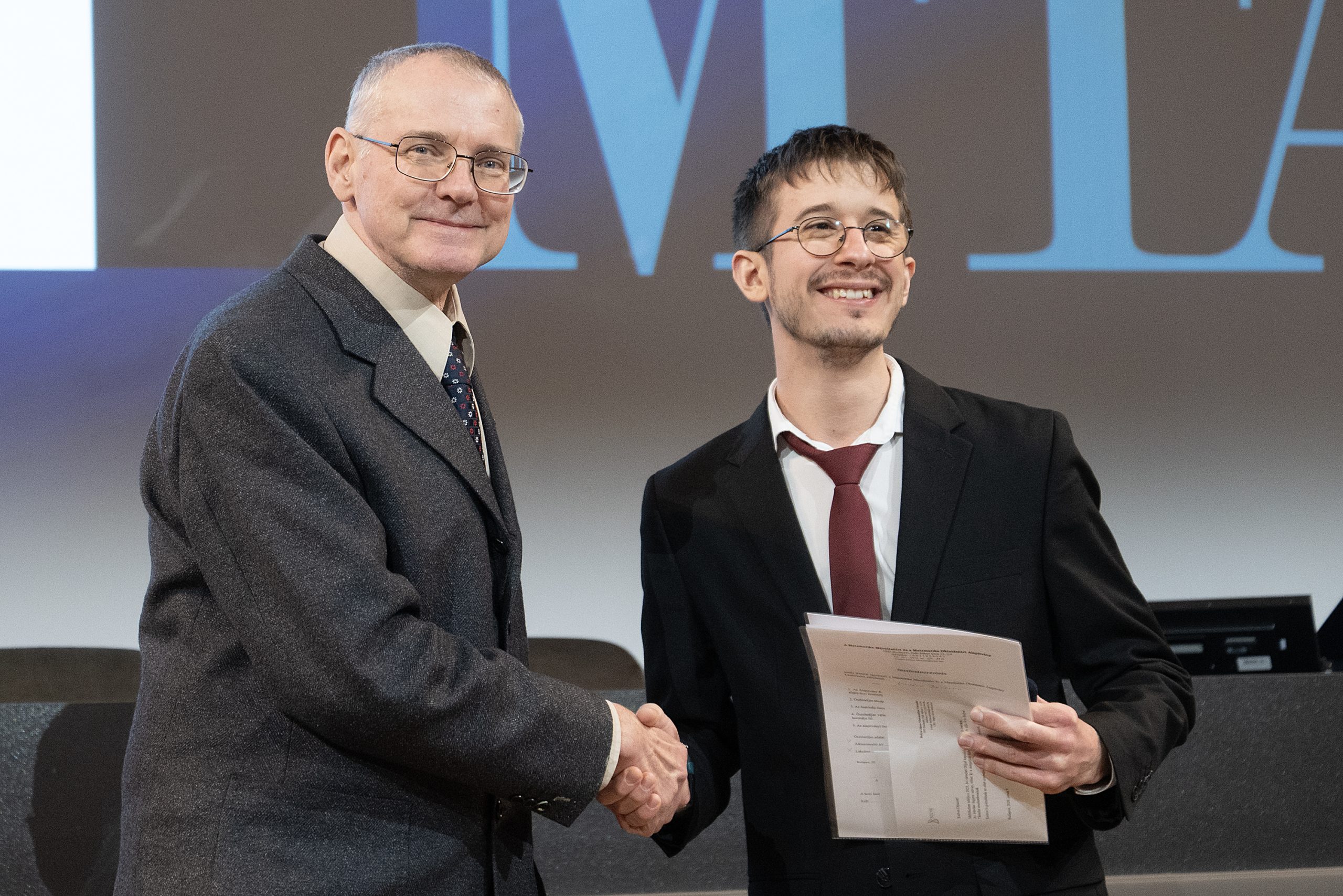 Buczolich Zoltan gratulal Kovacs Benedeknek scaled