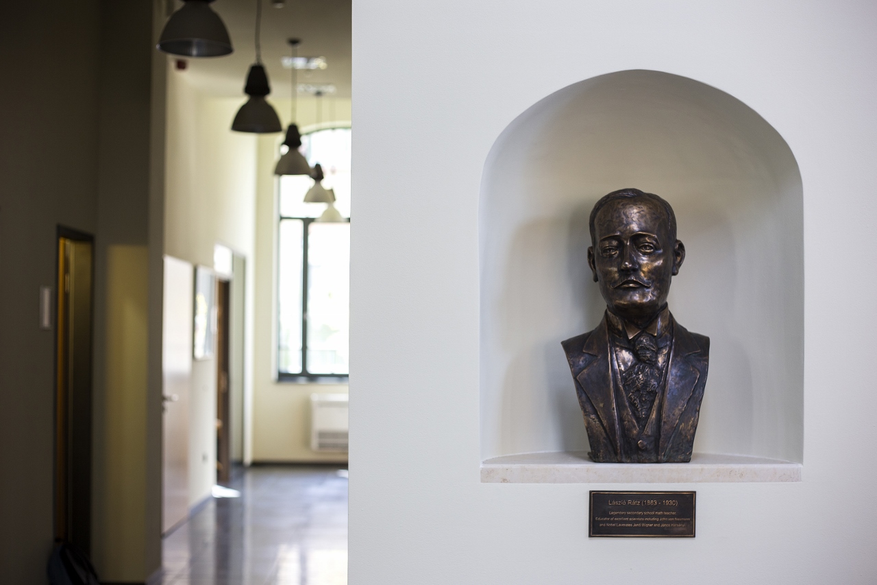 Rtz Tanr r szobor 1280x853 1